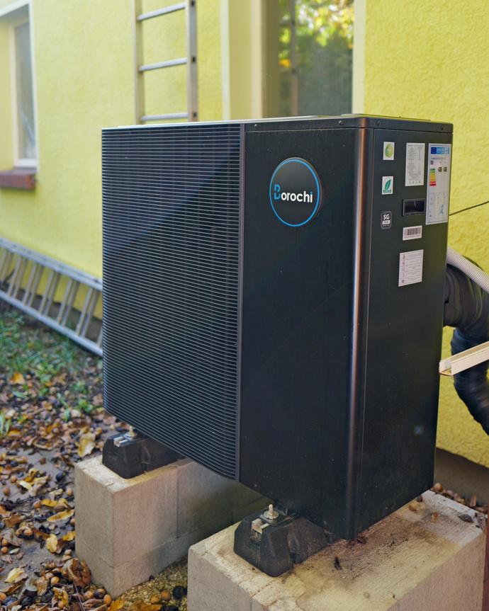 Borochi-Wärmepumpe auf einem Fundament am Wohnhaus in Brieselang